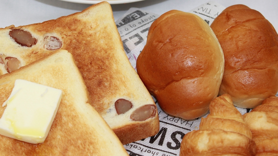 【朝食バイキング一例】地元民に愛されるベーカリー「高橋菓子店の本食パンや甘納豆食パン」