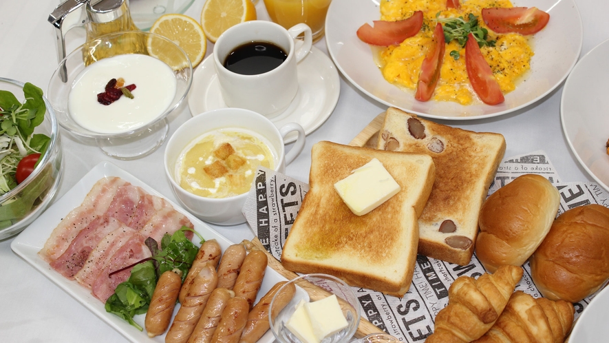 【朝食バイキング一例】大人もお子様も楽しめる朝食をご用意しております。
