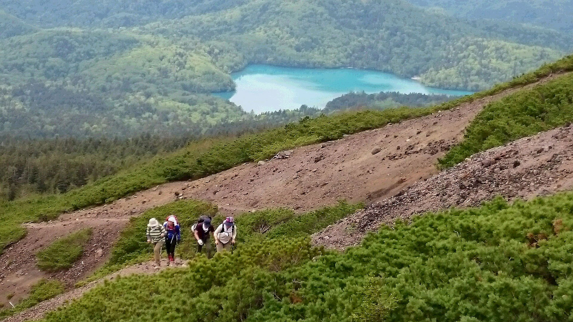  雌阿寒岳登山。眼下にはオンネトーが