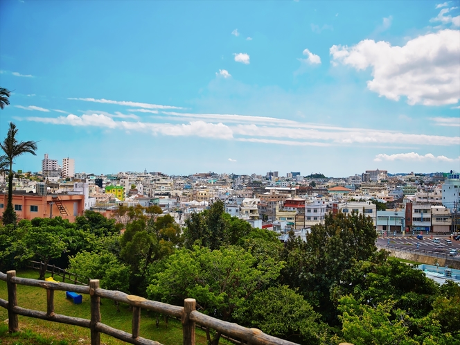 宿前の公園からの眺望は沖縄市を一望できます♪