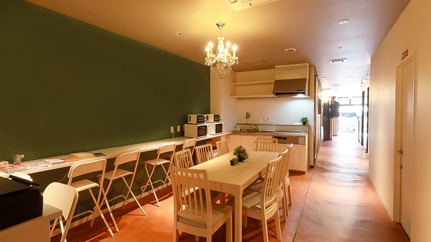 ・共用キッチン　オシャレなシャンデリアに緑の壁が映えるダイニングキッチン