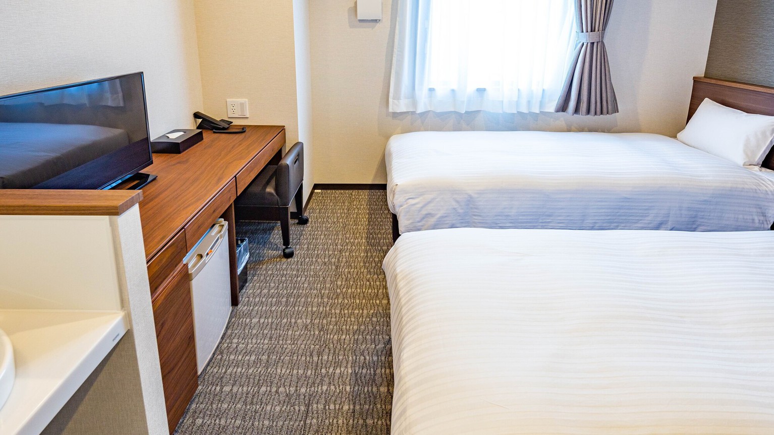 【スーペリアツイン】ベッドは国内一流ホテルでも愛用されている日本ベッドを利用しております。