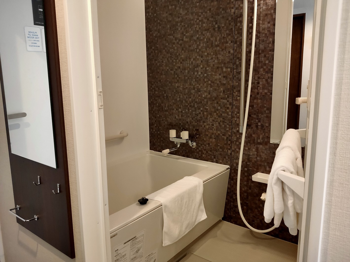 【スーペリアダブル】バスとトイレが別々のセパレートタイプで 洗面台を室内に設置しております。