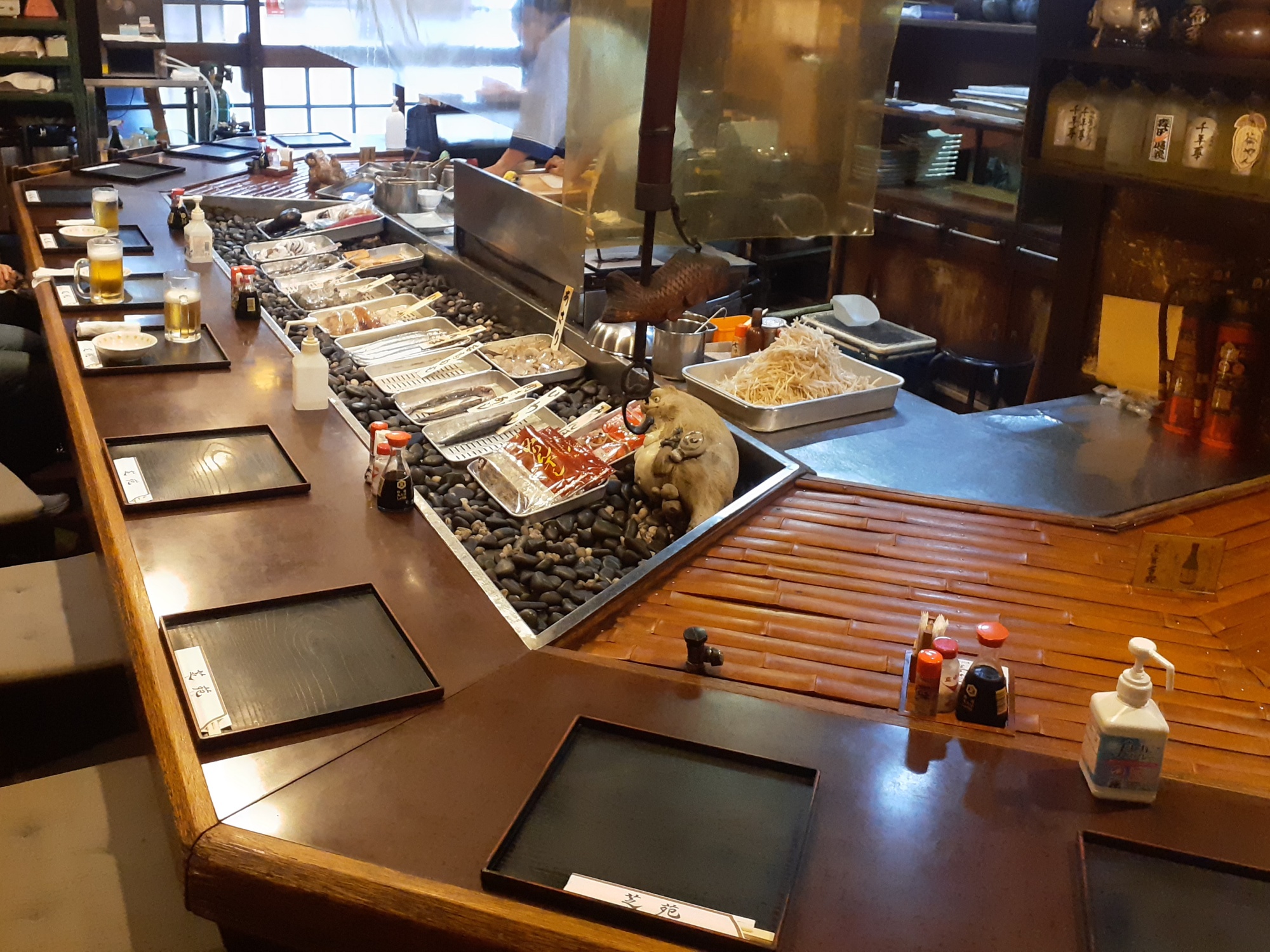 【当館から徒歩10分・炉ばた焼き「芝宛」】店内は昭和を満喫できる心和む空間です。