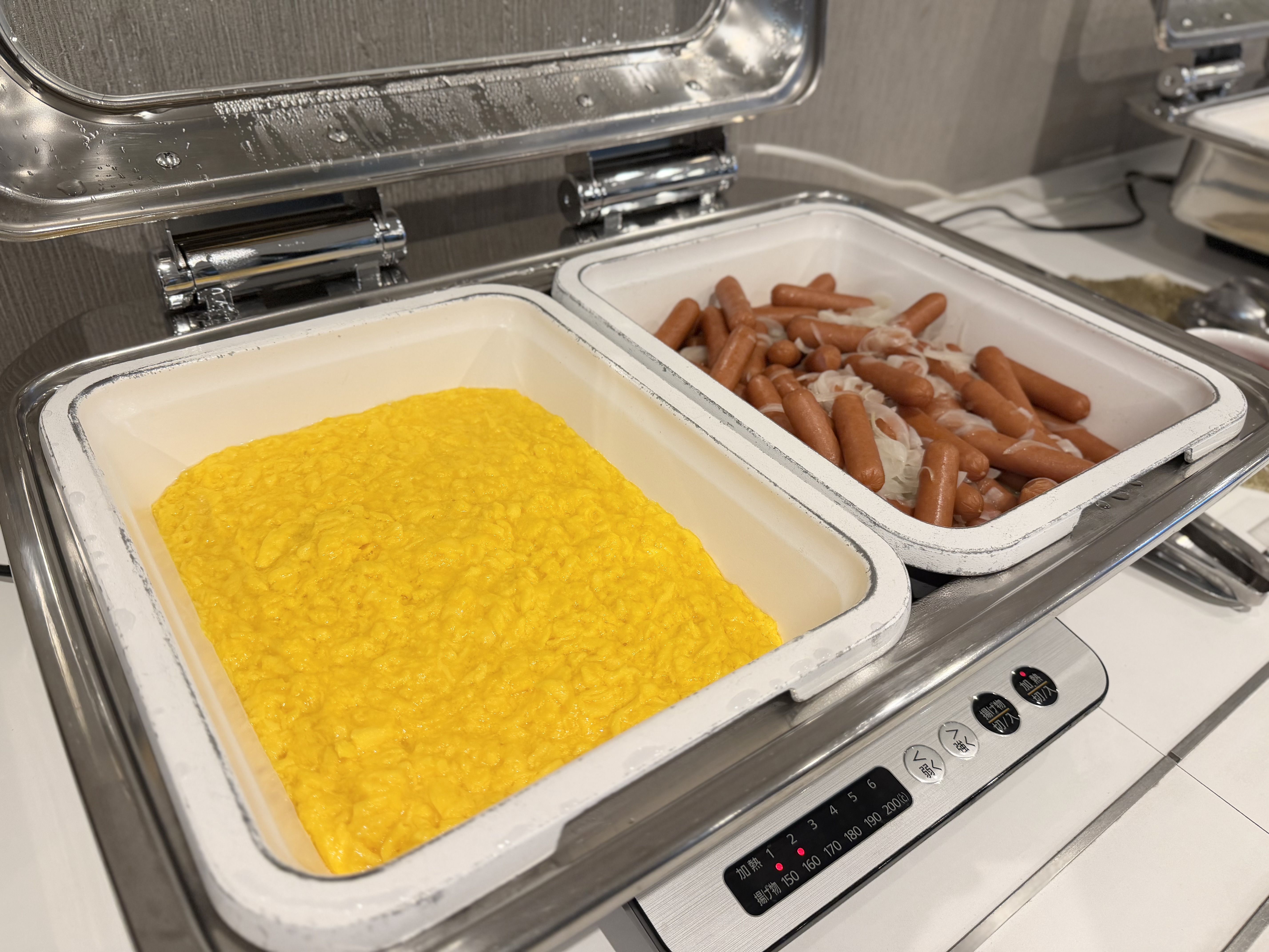 【ご朝食一例】スクランブルエッグ・ソーセージ