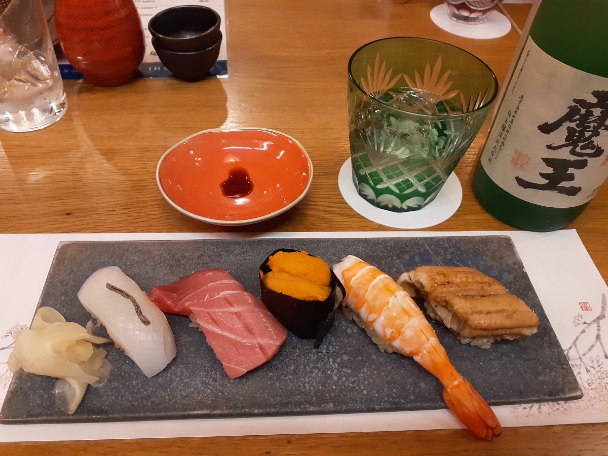 【創作寿司 ひかり】赤酢シャリを使った創作寿司をはじめ、 旬の食材を活かした一品料理をご提供