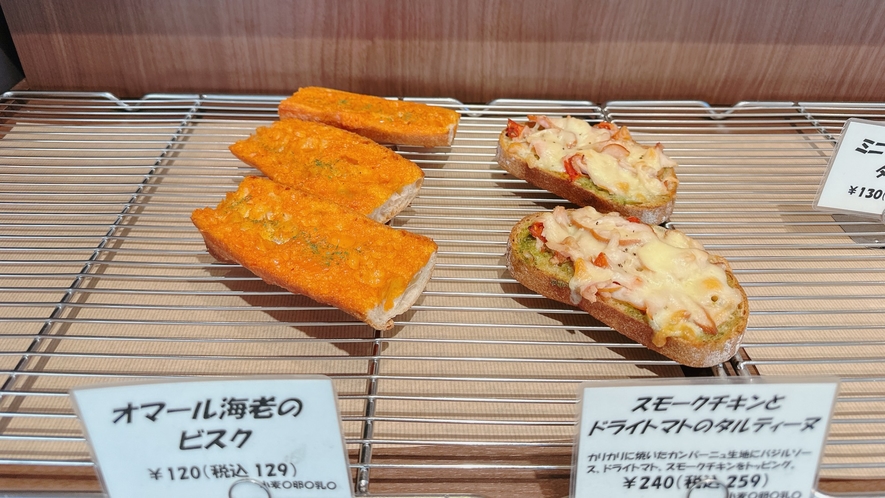 【ホテル併設34Bakery&Cafe】職人歴20年の店主が作る最大120種のパンがお出迎え♪