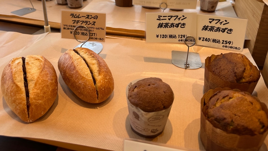 【ホテル併設34Bakery&Cafe】職人歴20年の店主が作る最大120種のパンがお出迎え♪