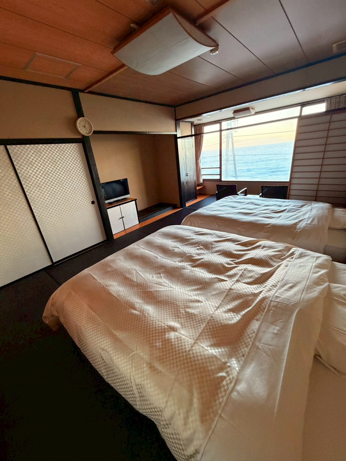 ダブルベッド1台、クイーンベッド1台