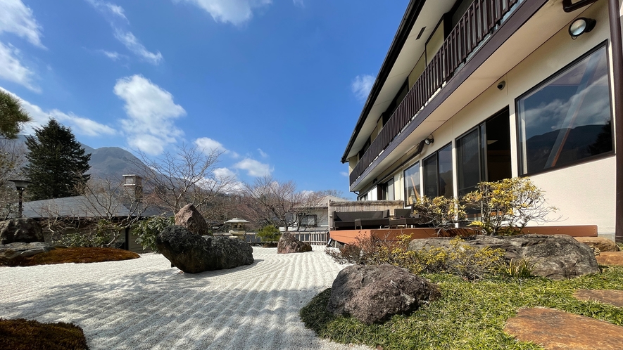 館内■四季折々、日本庭園の移ろいをお楽しみください