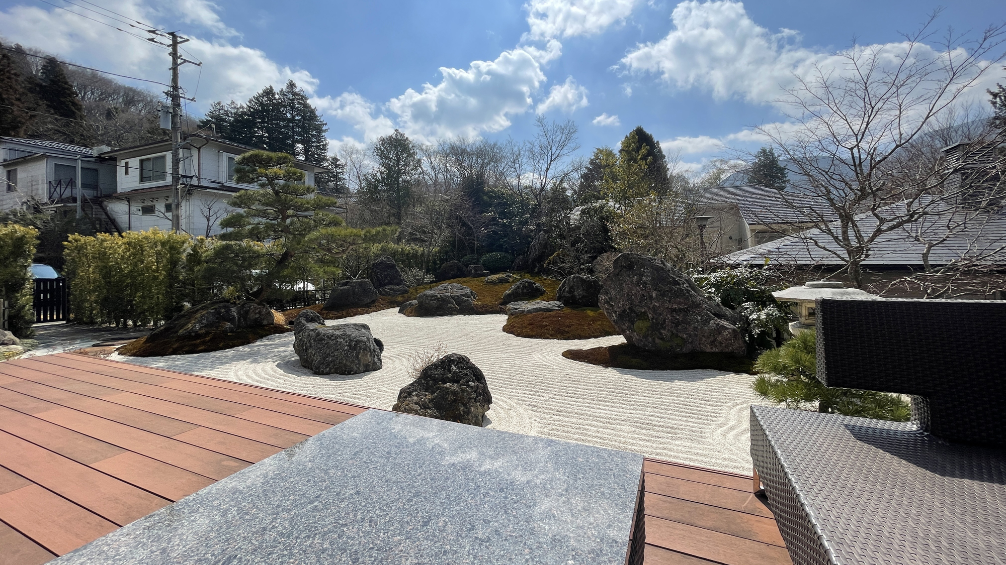 館内■テラスからも庭園をご鑑賞いただけます