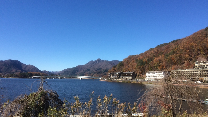 河口湖大橋と旅館の並び