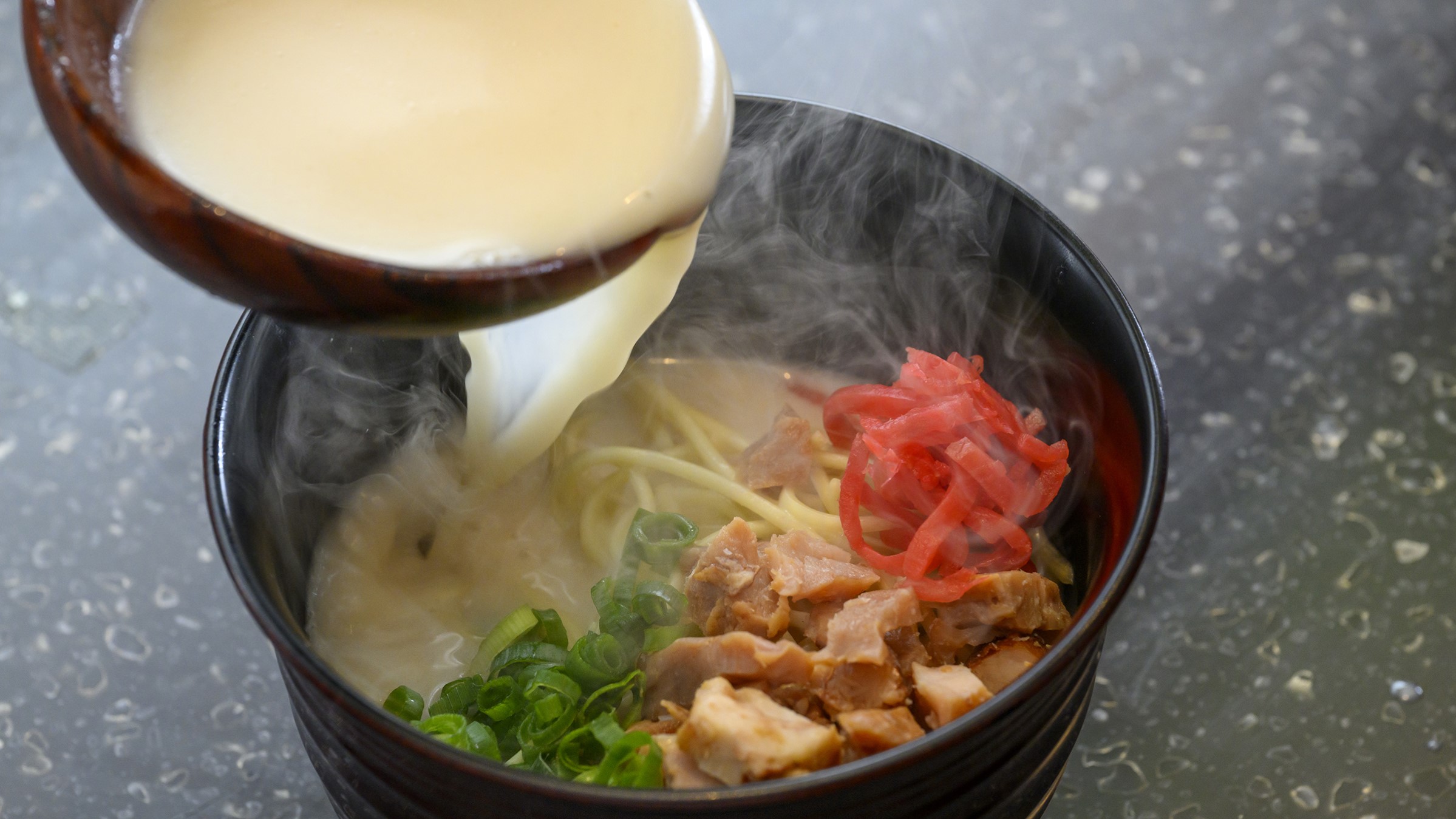 福岡名物「豚骨ラーメン」熱々のスープをかけて召し上がれ♪