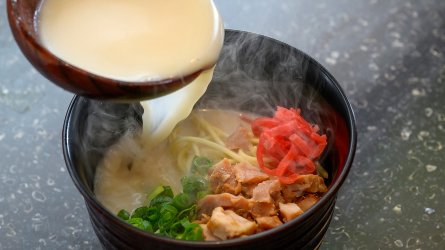 福岡名物「豚骨ラーメン」熱々のスープをかけて召し上がれ♪
