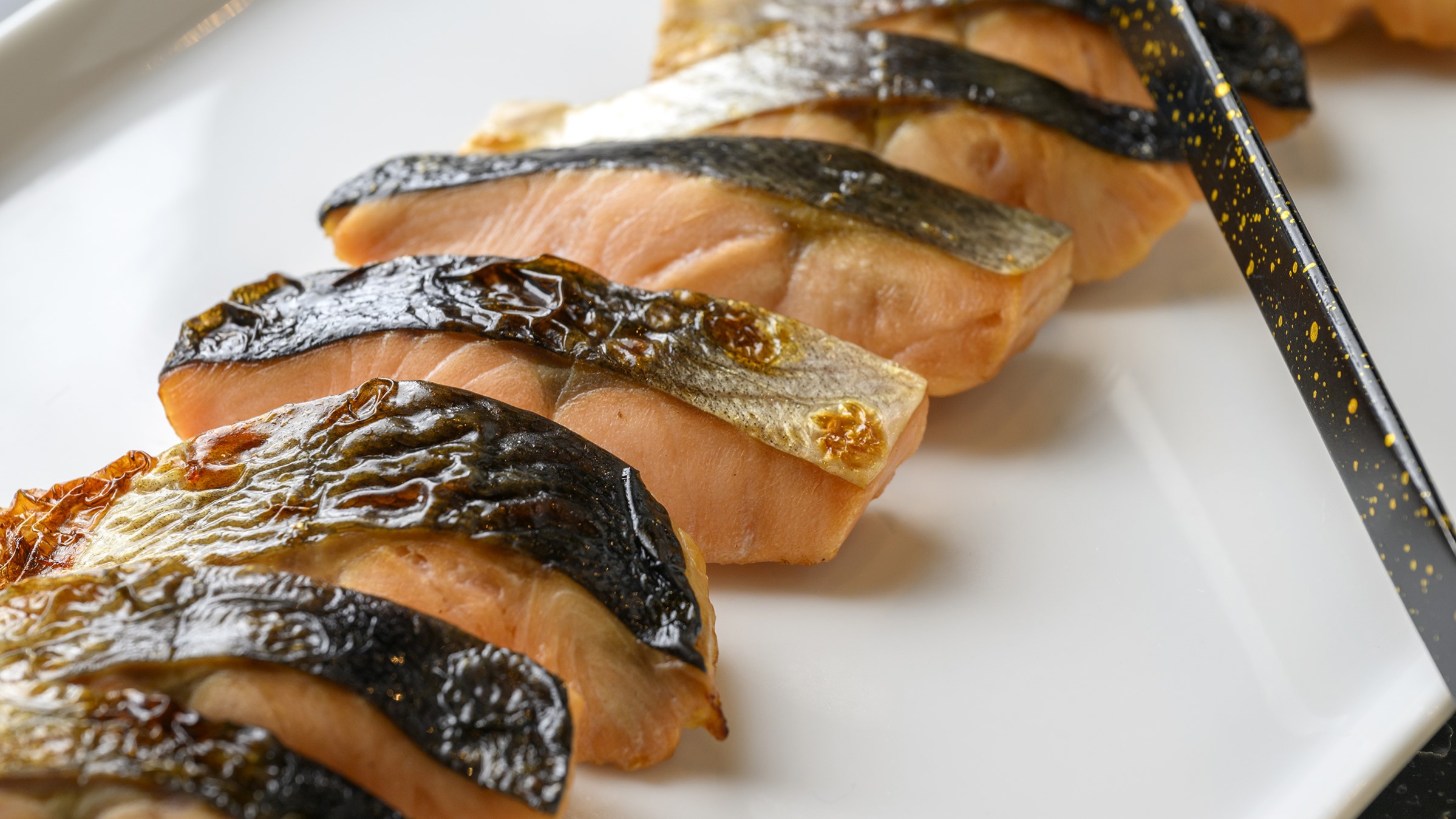「鮭の塩焼き」これぞ日本の朝ごはん！白米と一緒に、何度でもおかわりしてください。