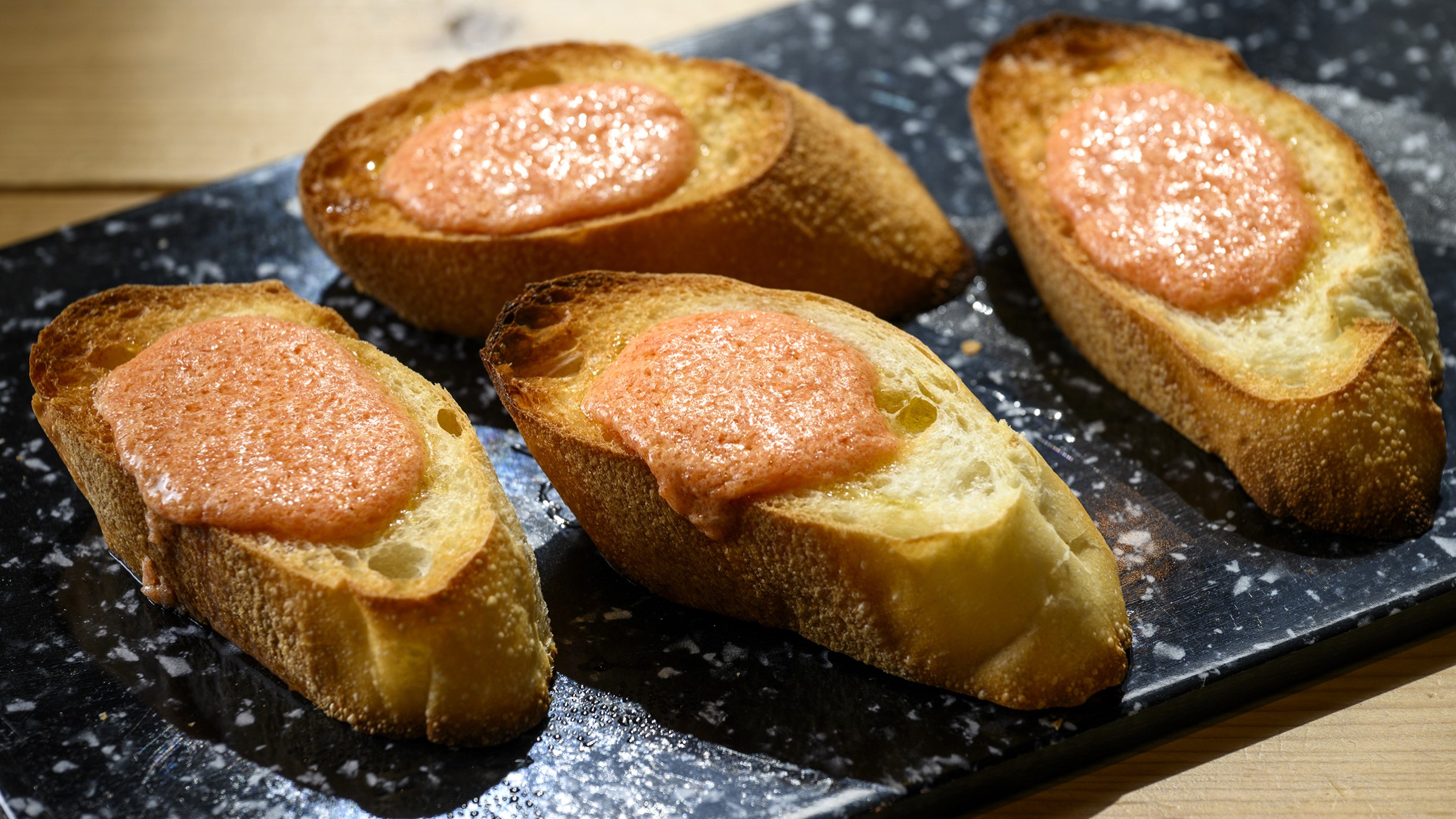 博多の明太子はごはんにもパンにもよく合います。