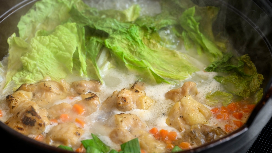 福岡名物「水炊き」鶏ベースのあっさりしたスープがじんわり沁みます。