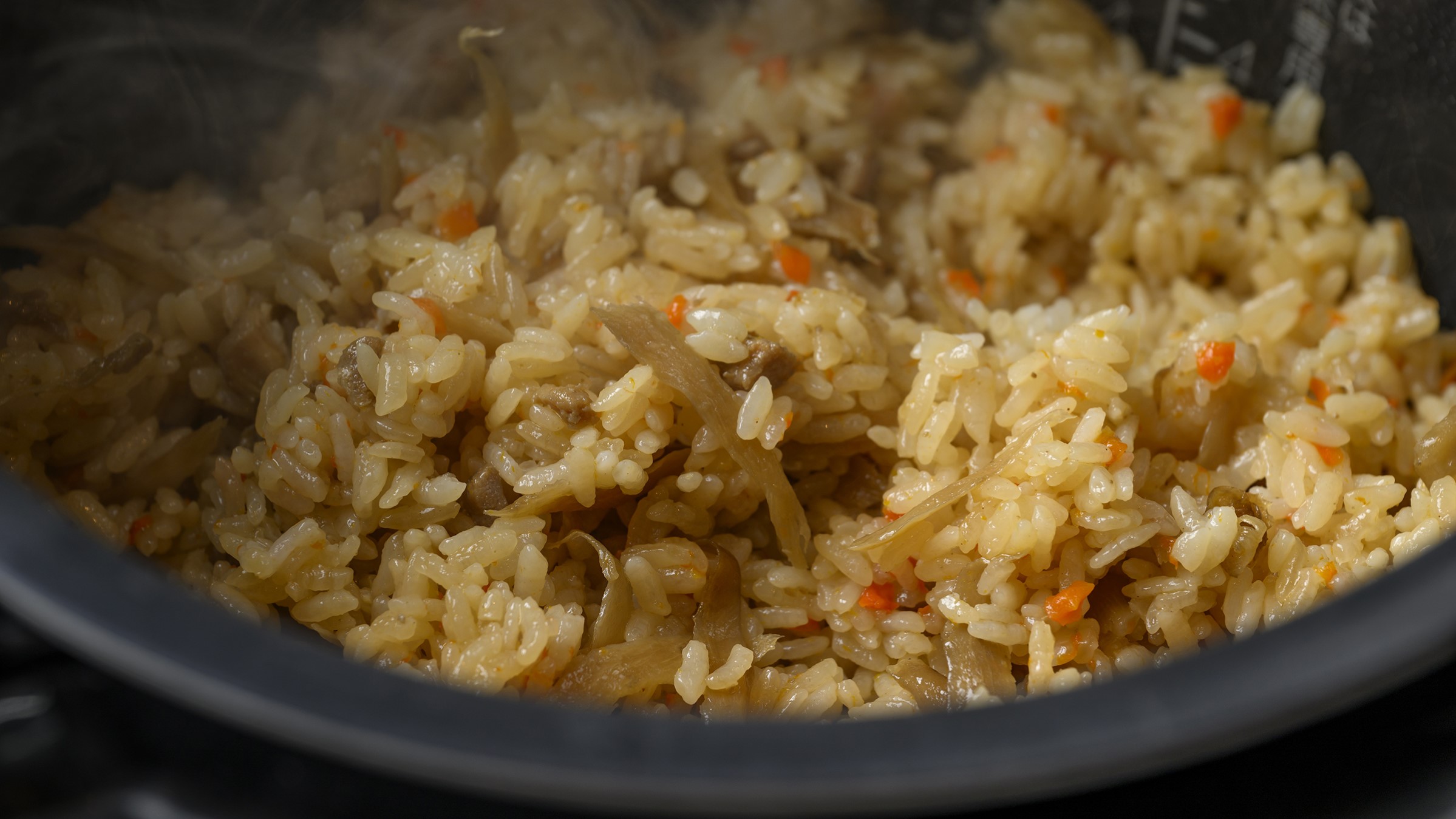 福岡名物「かしわ飯」鶏肉とごぼうを混ぜ合わせた濃くて甘い炊き込みご飯、お箸が止まりません。