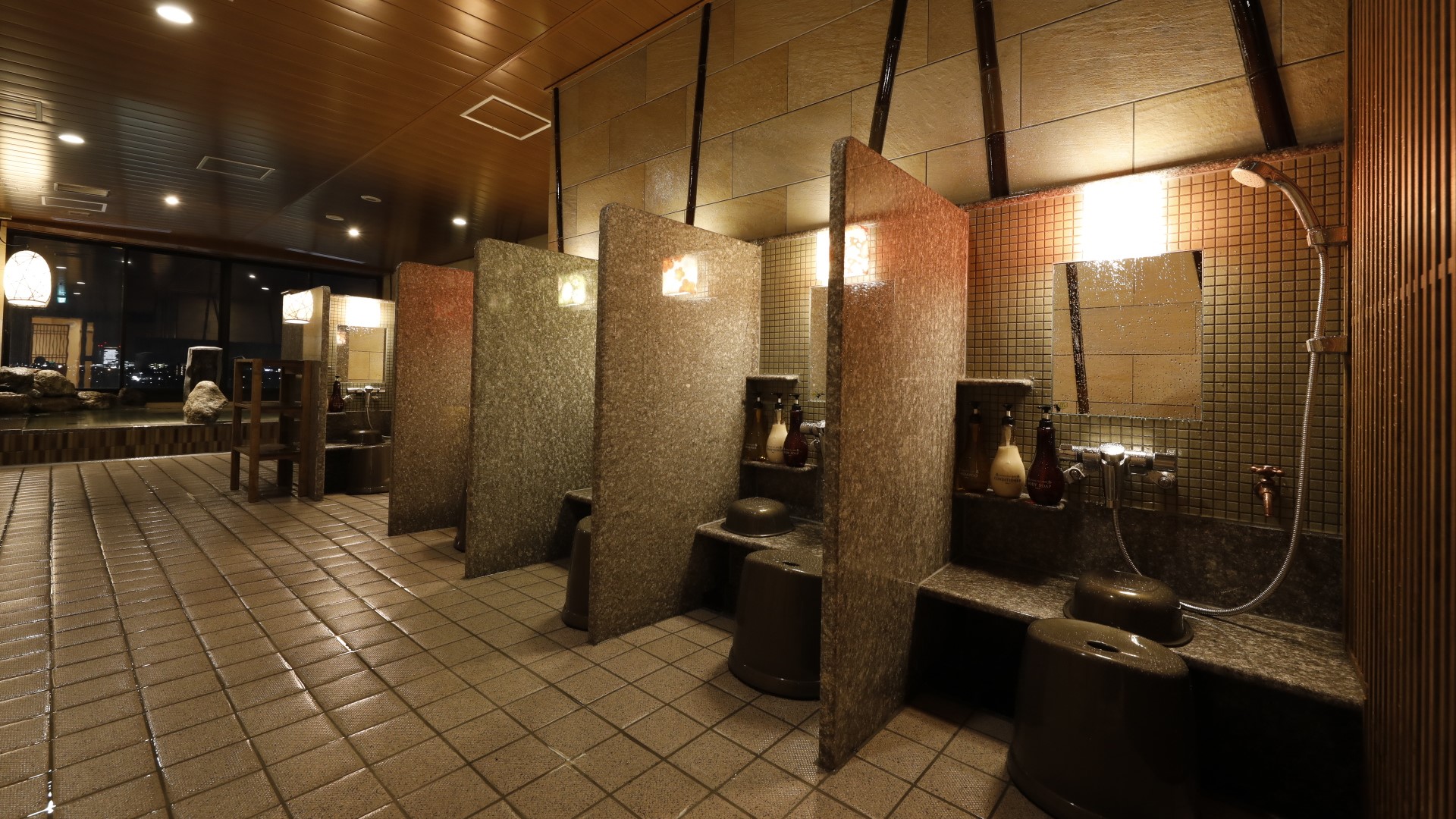 ■天然温泉大浴場「香梅の湯」女性洗い場（カラン9個設置）