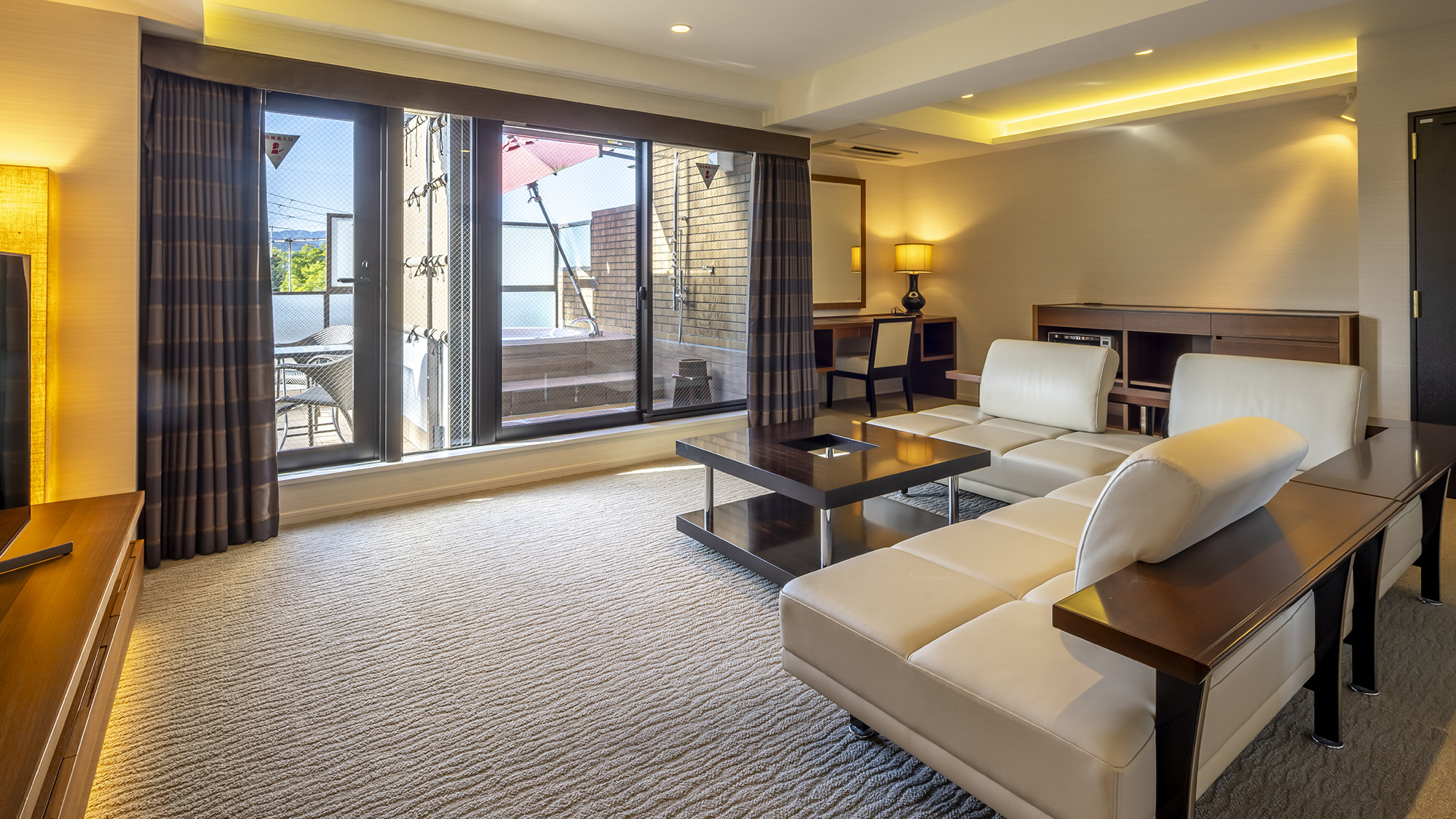 《デラックスツインA》赤い野点傘が印象的な、当館唯一の露天風呂付き客室。