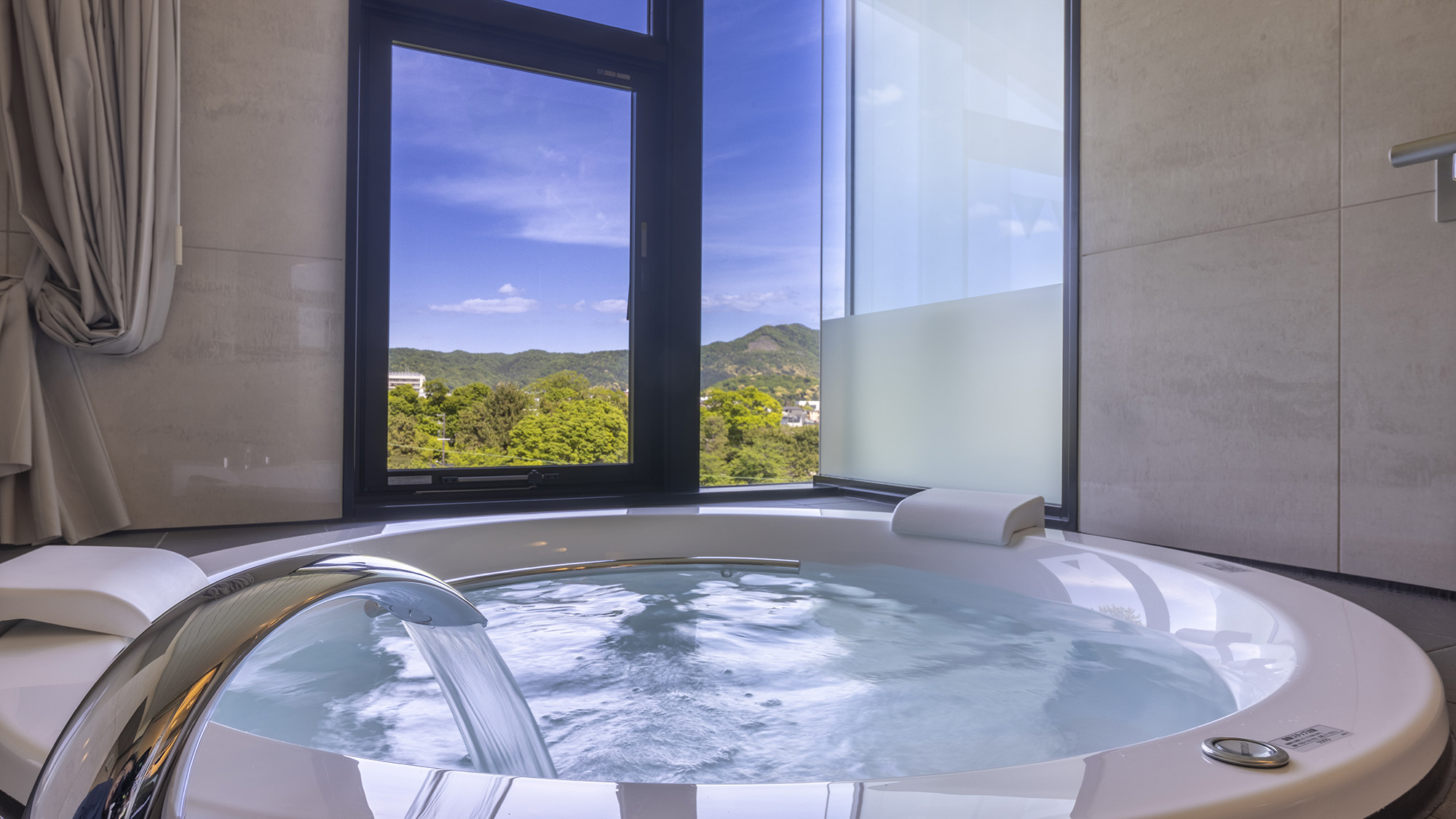 《デラックスツインB》鴨川に面したビューバスからは京都ならではの景色が楽しめます。