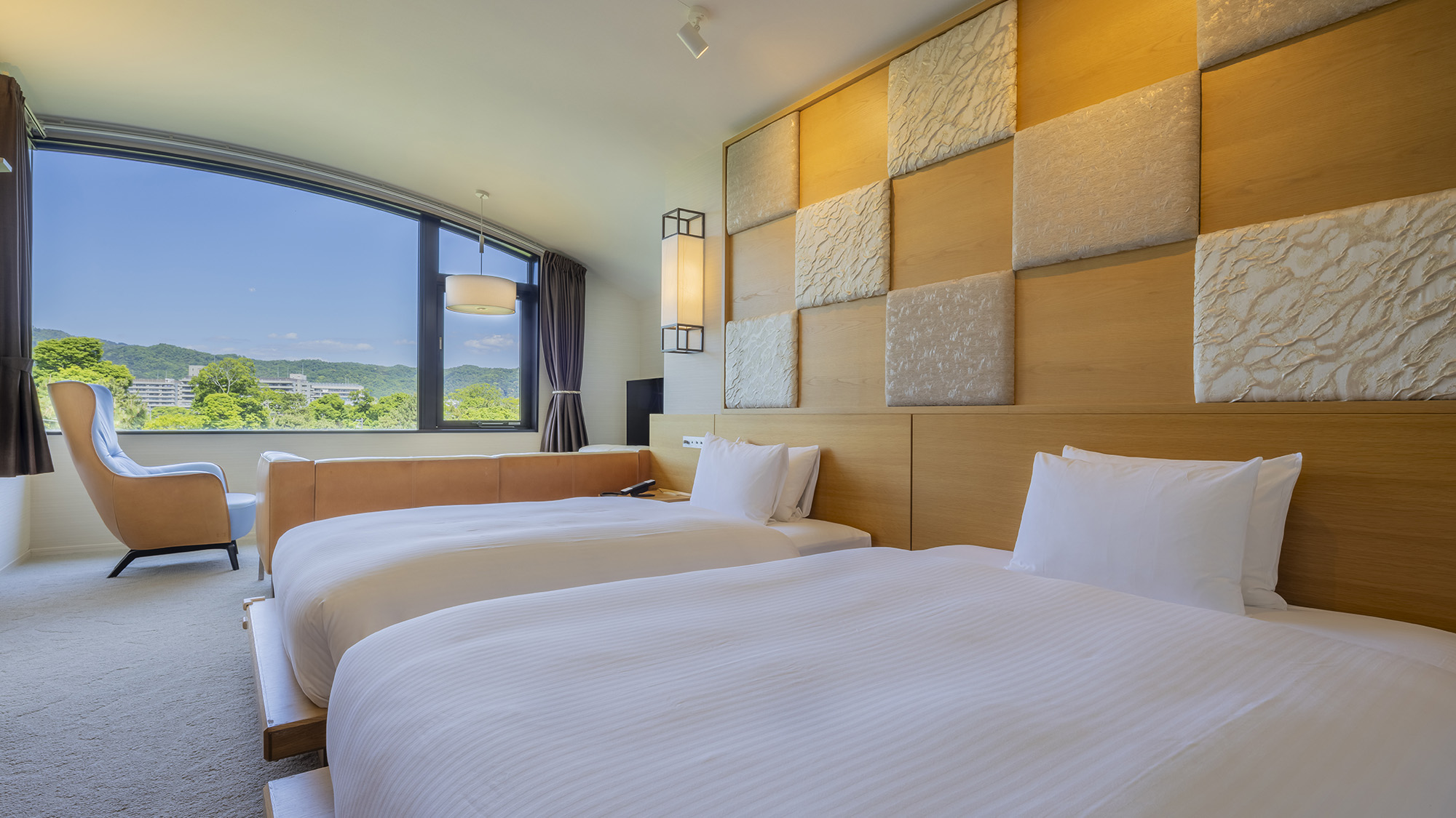 《デラックスツインB》アーチ型の高い天井と西陣織を使用した京都が感じられる和モダンの空間。