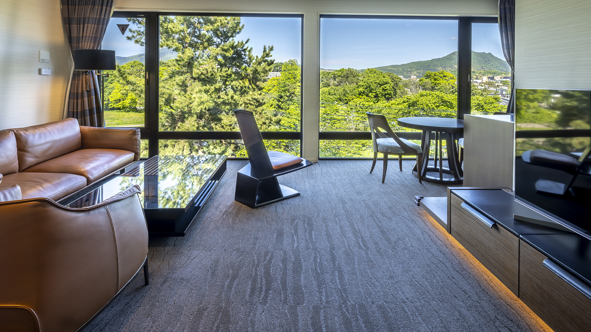 《リヴェルトスイート》部屋のどの位置からも、京都ならではの山紫水明を堪能。