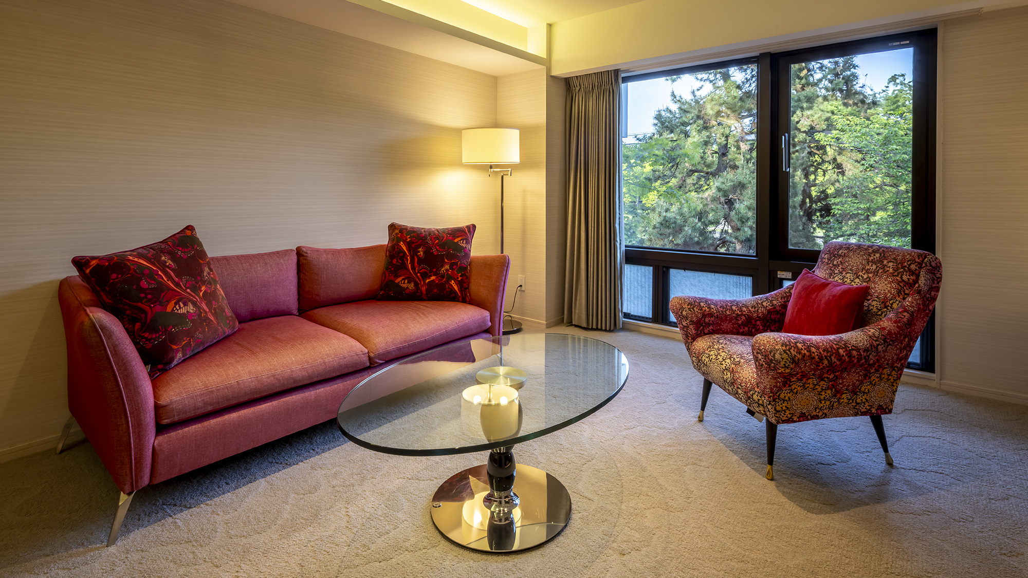 《モデレートツインA》鮮やかなピンクとワインレッドのソファ、シャンパンゴールドのセンターテーブル。