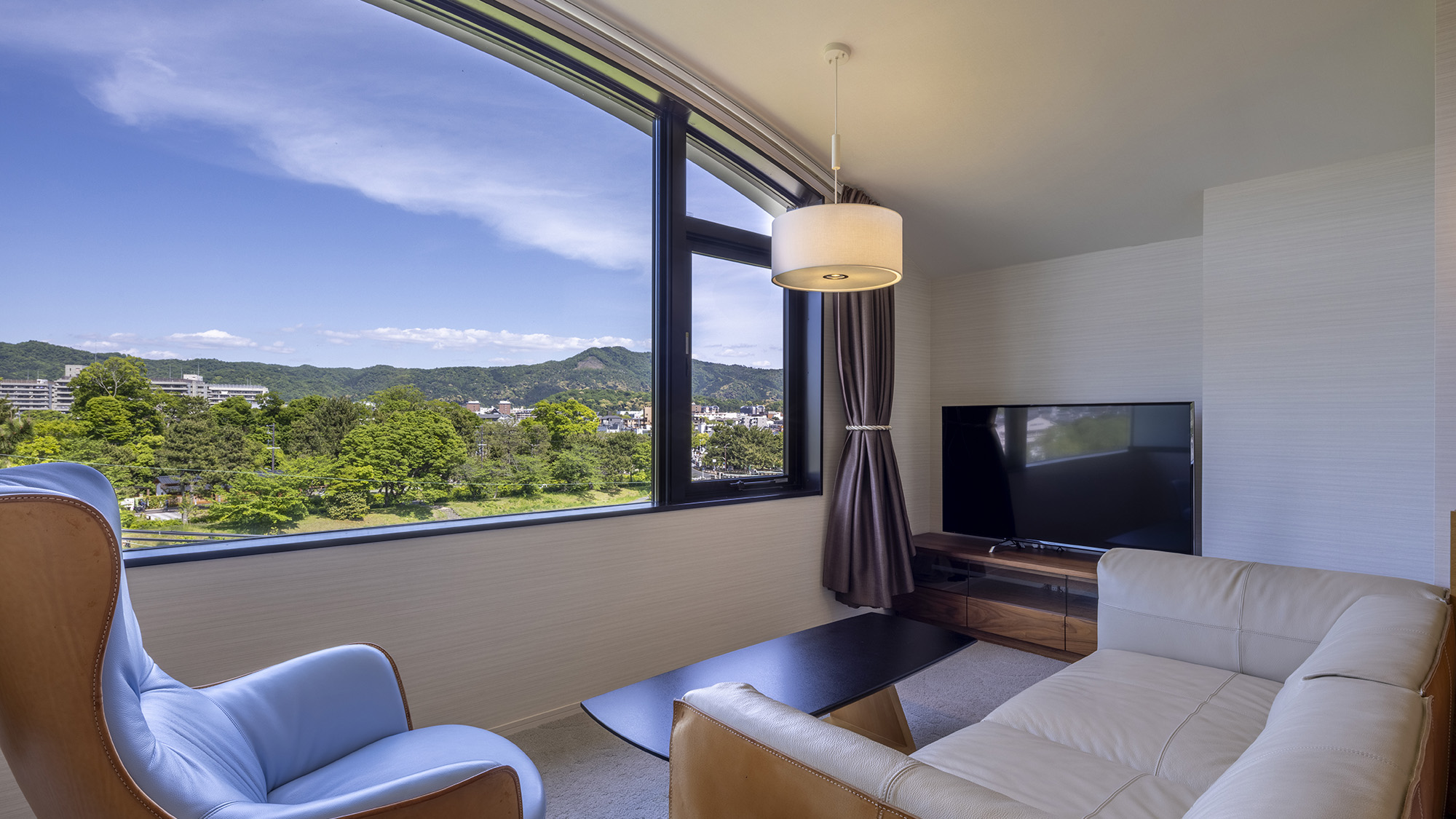 《デラックスツインB》5階の最上階に位置し、眼下の鴨川と東山三十六峰を一望することができます。