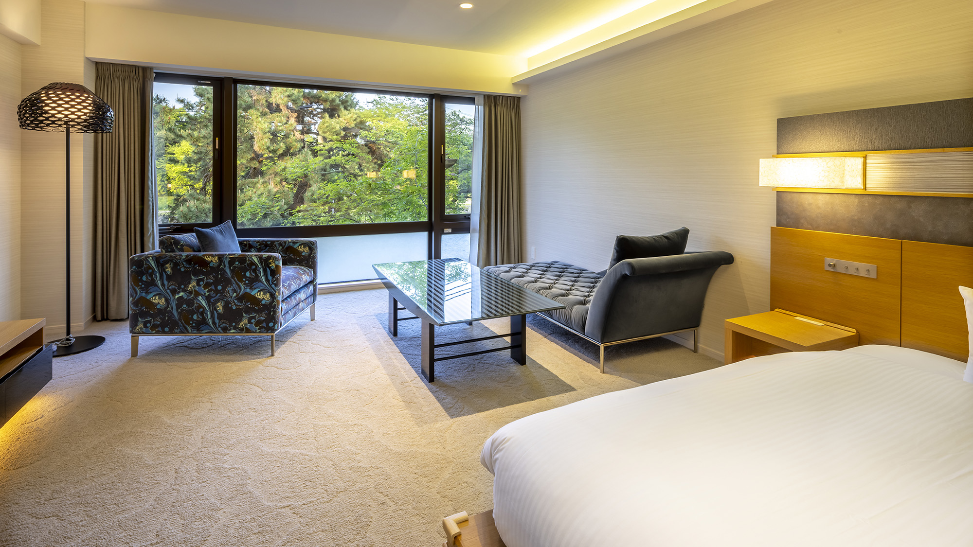 《モデレートツインB》ソファーや照明など各部屋ごとにこだわりのインテリアで設えております。