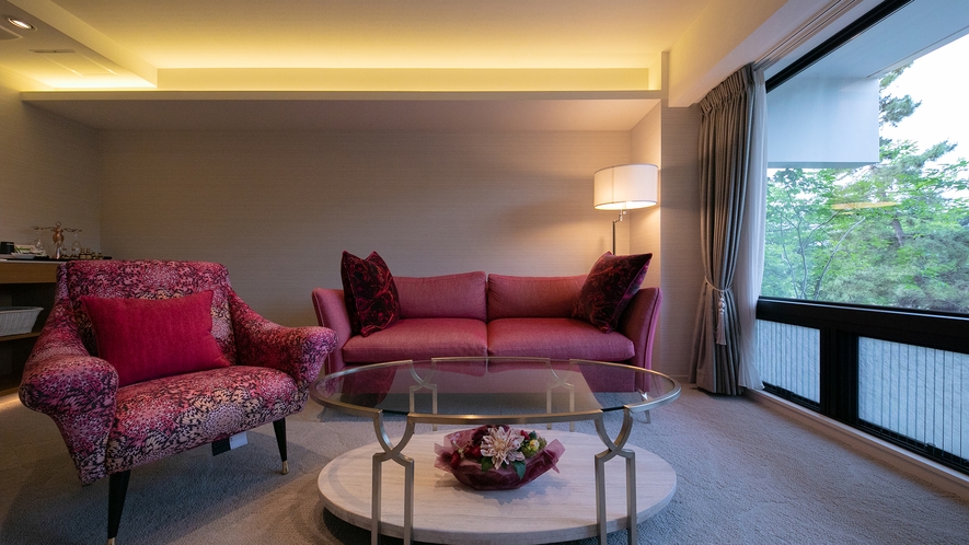 《モデレートツインA》鮮やかなピンクとワインレッドのソファ、シャンパンゴールドのセンターテーブル。