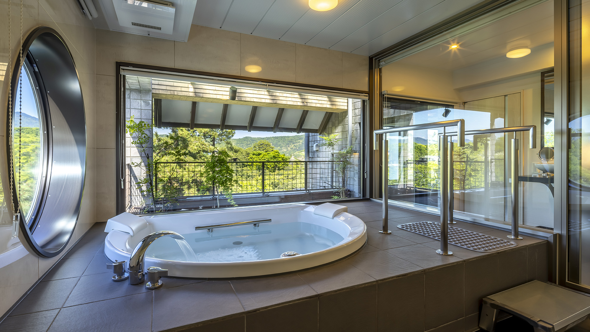 《リヴェルトスイート》プライベート空間で、美しい景色を眺めながらバスタイムを楽しめます。