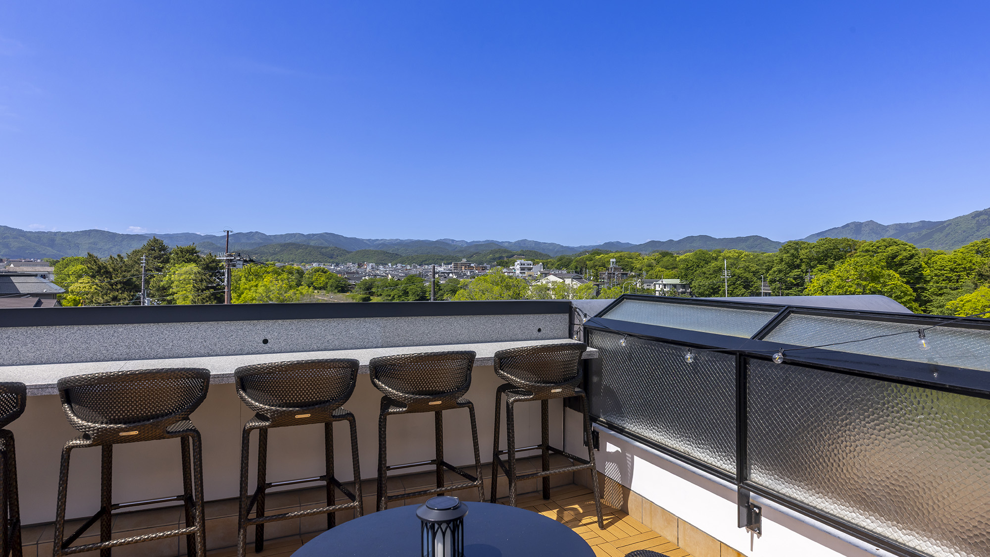 《ルーフトップテラス》糺の森や東山三十六峰を一望できる5階のルーフトップテラス。