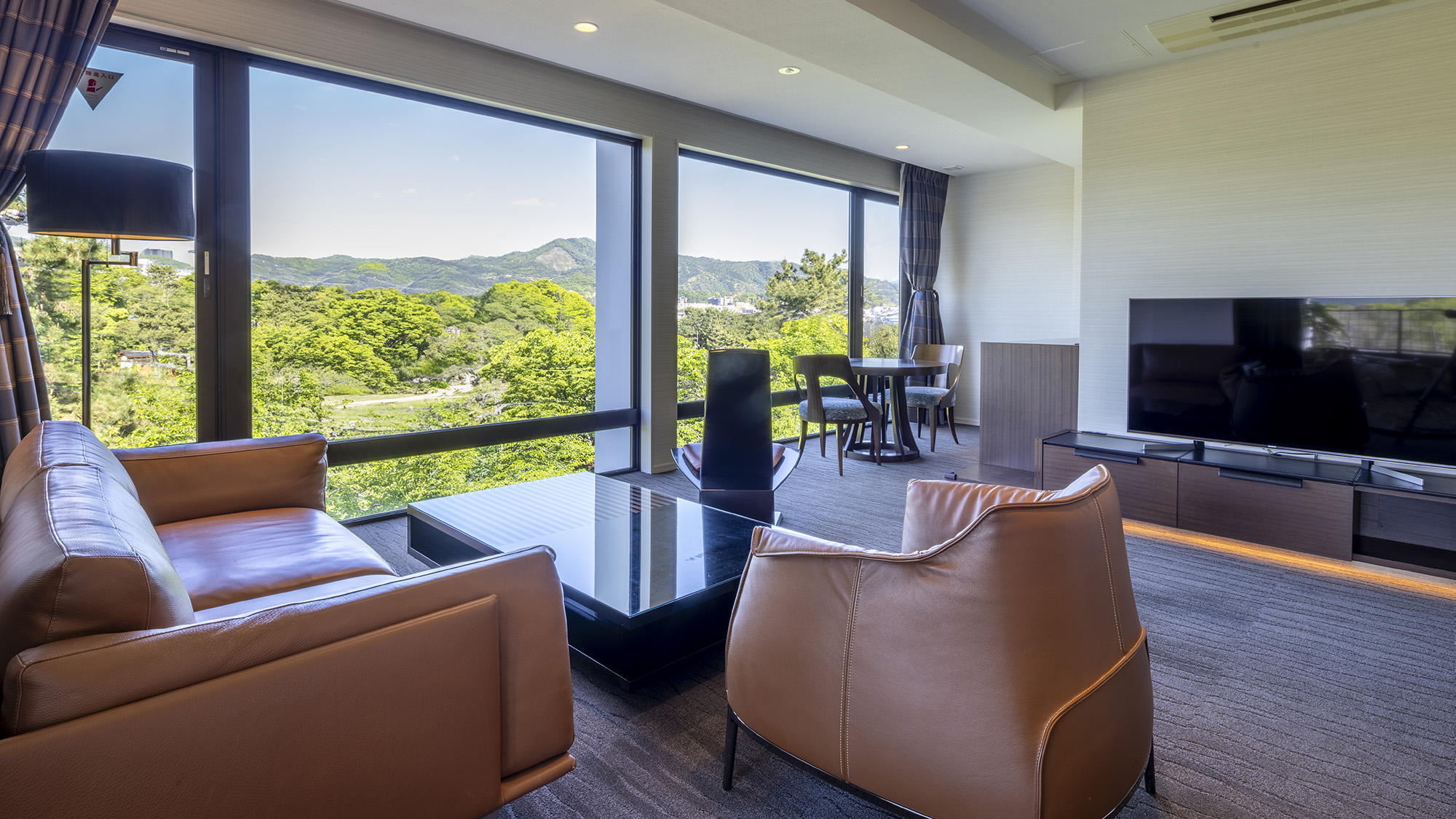 《リヴェルトスイート》大きな窓の外には美しい鴨川の流れ、深い森、早朝には紫に霞む山々の景色が広がる。
