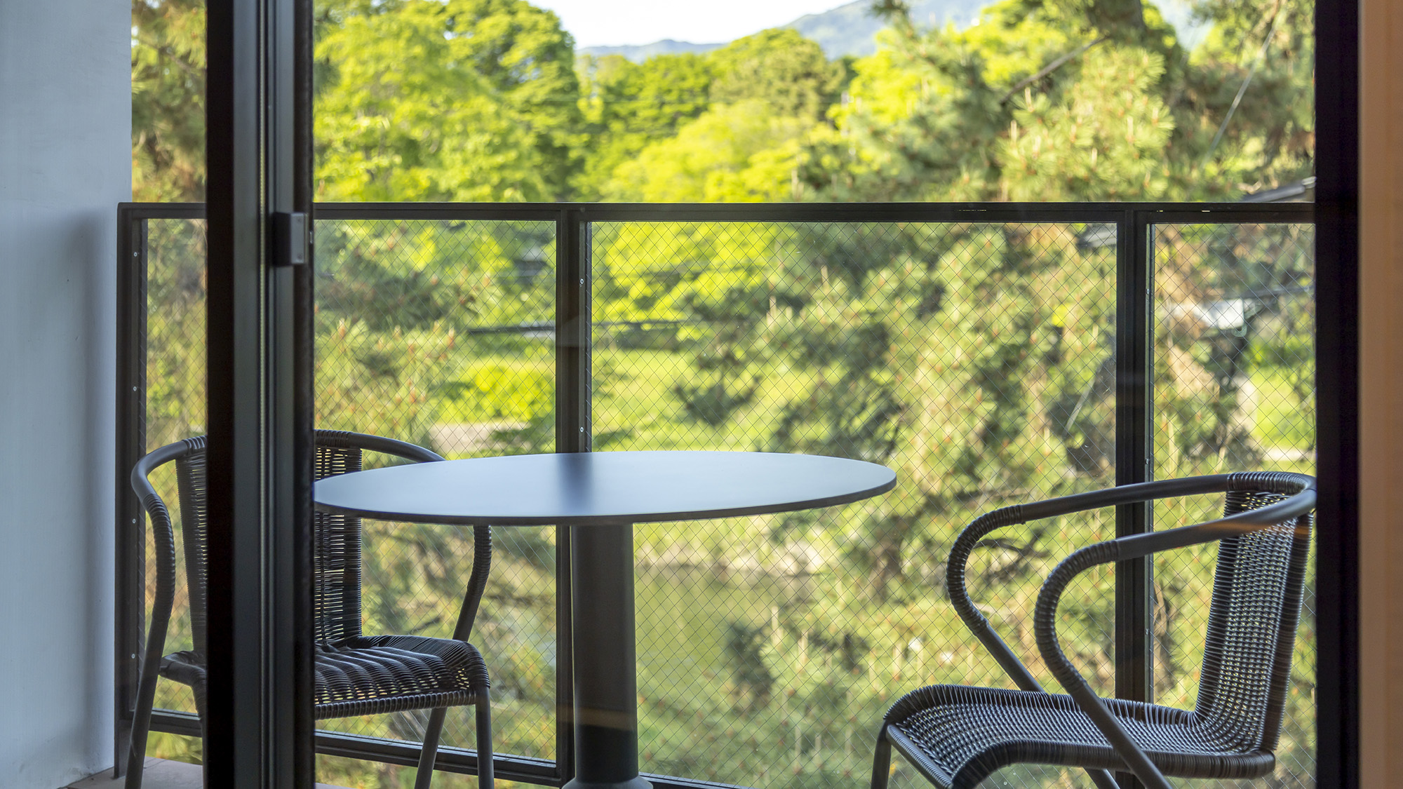 《モデレートツイン》3階のお部屋にはバルコニーがございます。爽やかな風を感じながらお寛ぎください。