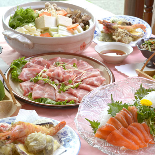 *夕食一例（特別メニュー）/お刺身、焼き魚、山菜、天ぷら、お鍋などなど、多種多様にご用意。