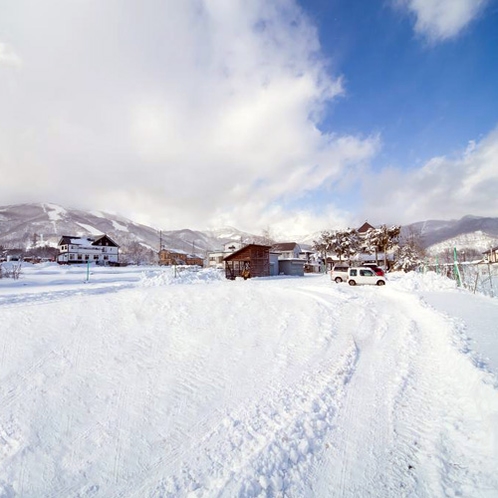 *【周辺景観】雪の広場。白馬のパウダースノーは、スキー＆スノーボーダーに大人気！