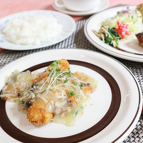 *夕食（一例）お肉やお魚がメインのお料理です。スープ・ライス付きです。