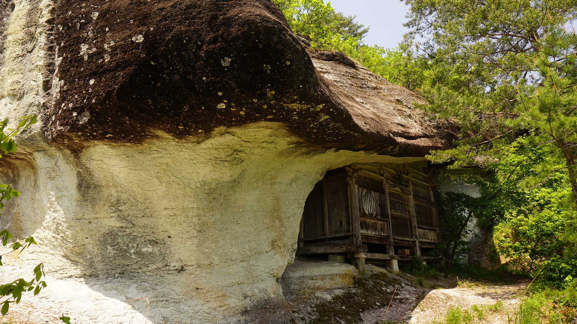 ・弘法岩屋。岩の間にあるお寺は圧巻！眺めも最高です。