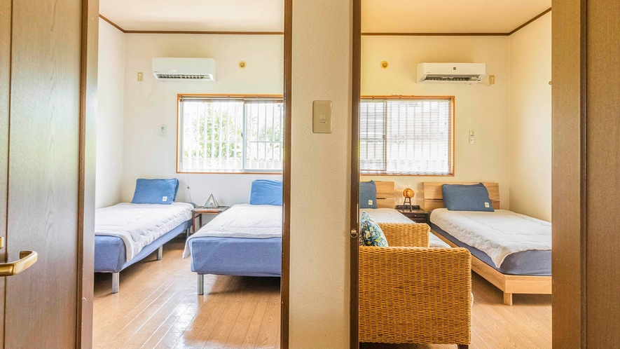 ・【寝室イメージ①】シングルベッド2台、エアコン完備。落ち着いた雰囲気のお部屋です