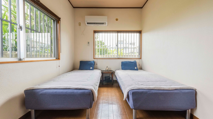 ・【寝室イメージ②】シングルベッド2台、エアコン完備。落ち着いた雰囲気のお部屋です