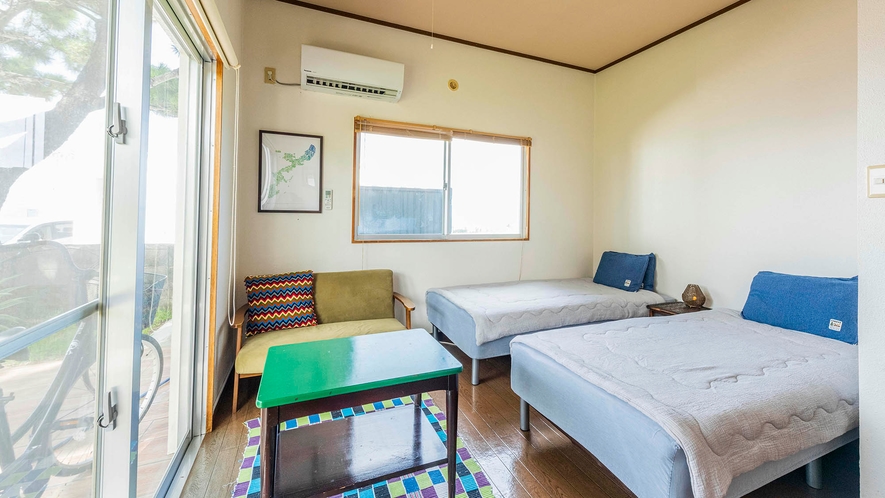 ・【寝室イメージ③】シングルベッド2台、エアコン完備。落ち着いた雰囲気のお部屋です