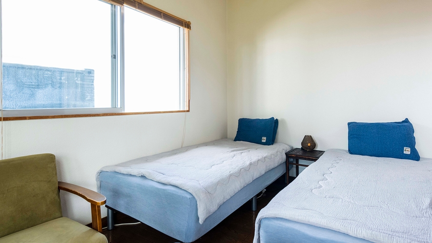 ・【寝室イメージ③】シングルベッド2台、エアコン完備。落ち着いた雰囲気のお部屋です