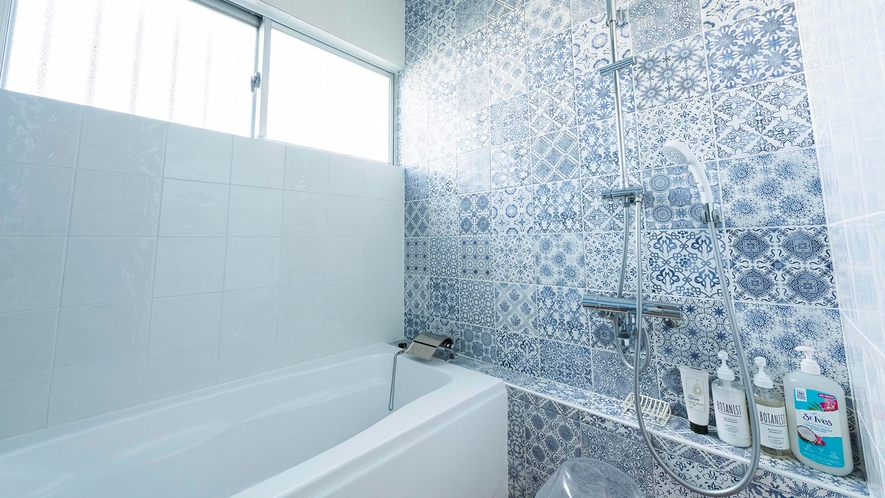 ・【バスルーム】落ち着いたブルーを基調とした清潔感あるバスルームです