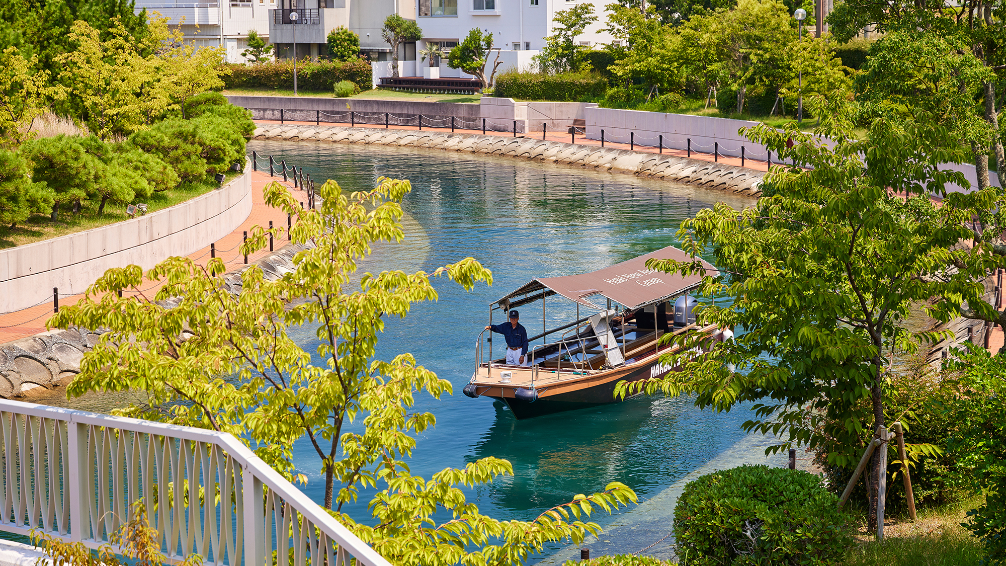 グラスボートでグループホテルの湯めぐりへ
