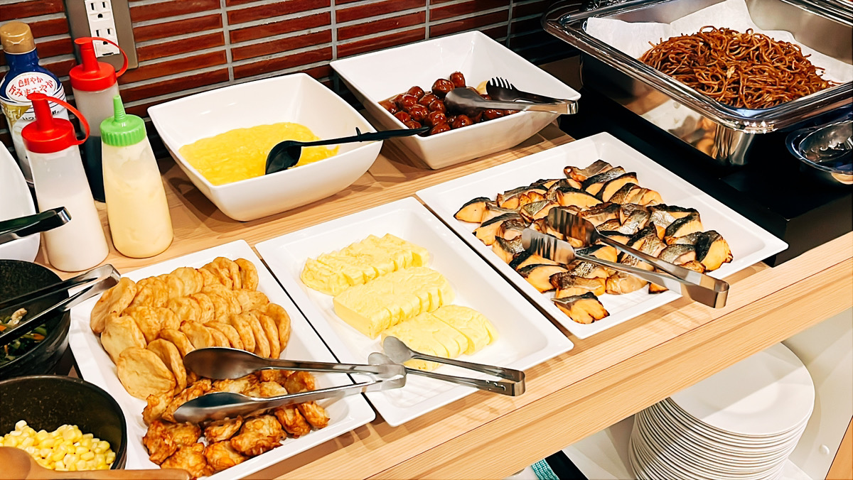 ■朝食ビュッフェ（スクランブルエッグ、卵焼き、肉団子、から揚げ、焼き魚）※食材は不定期で変わります。