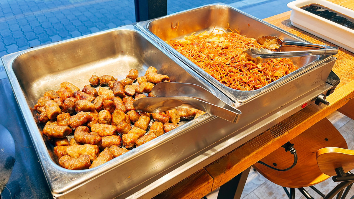 ■朝食ビュッフェ（焼きそば、ソーセージ）