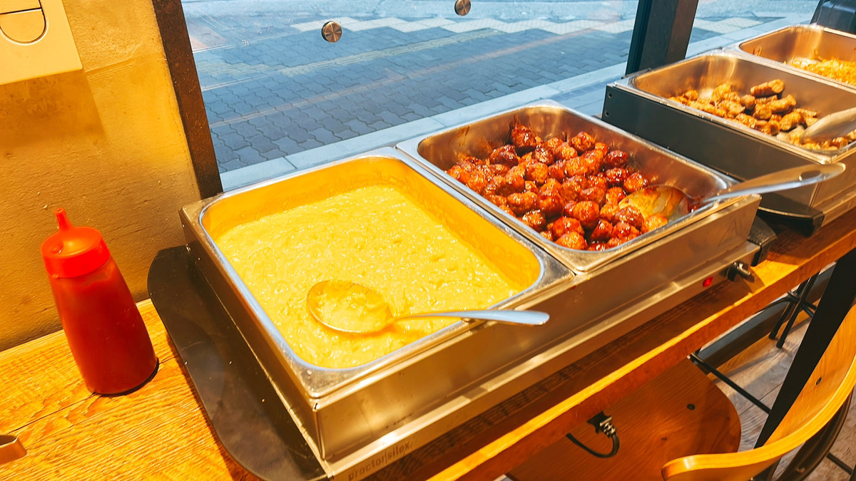 ■朝食ビュッフェ（スクランブルエッグ、ミートボール）