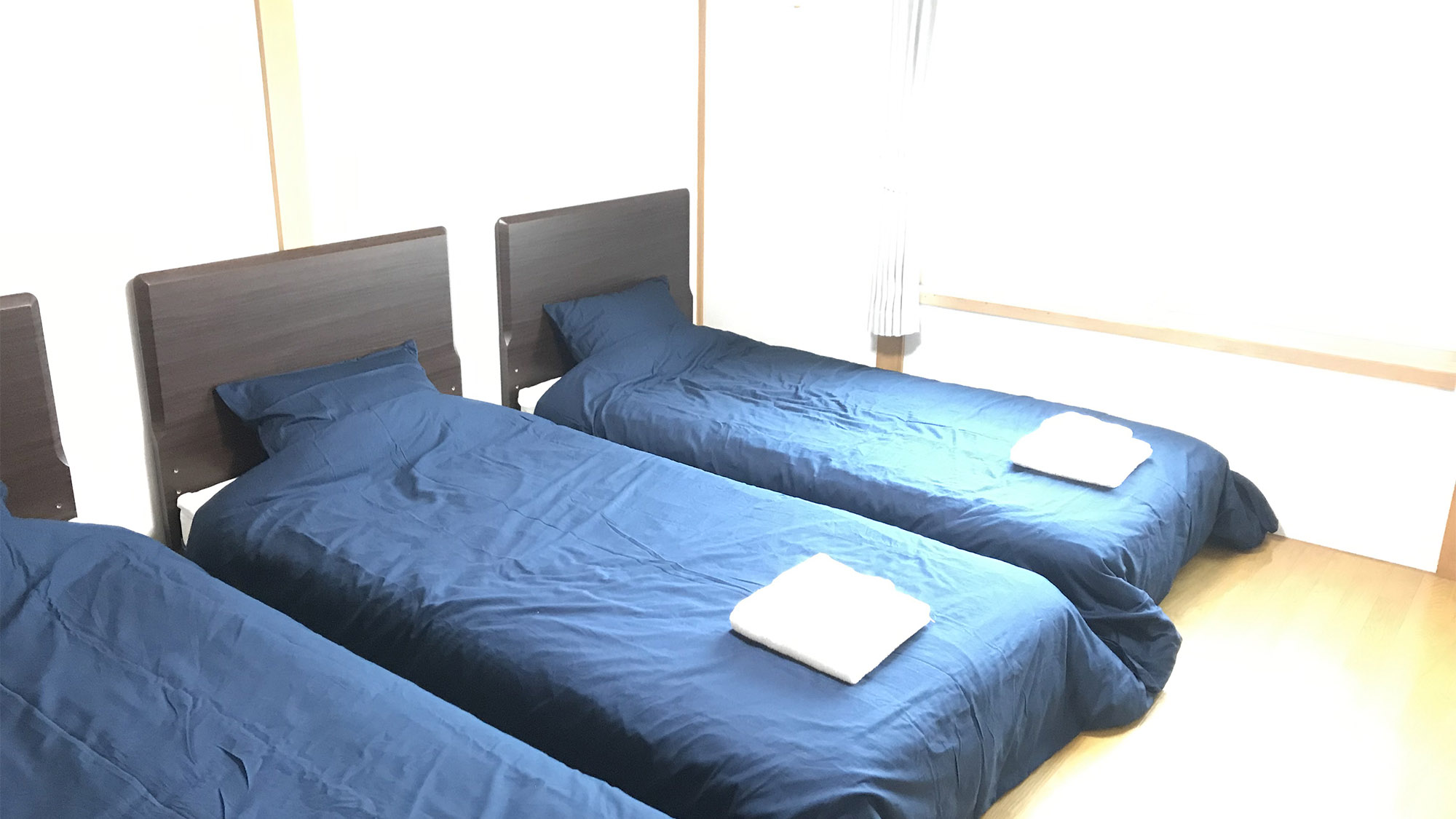 ・シングルベッド3台　寝室は全部で5ルームあります