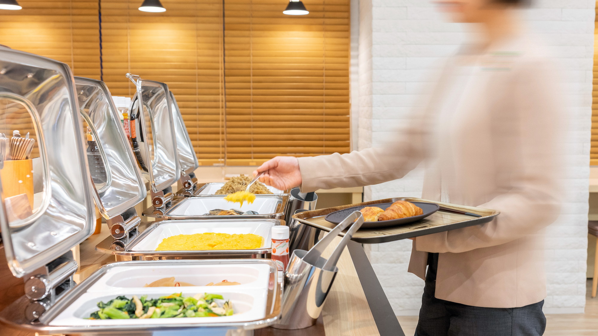 朝食時間（月～土）6:30～8:30（日・祝） 6:30～9:00　焼き立てパンが香るビュッフェ形式